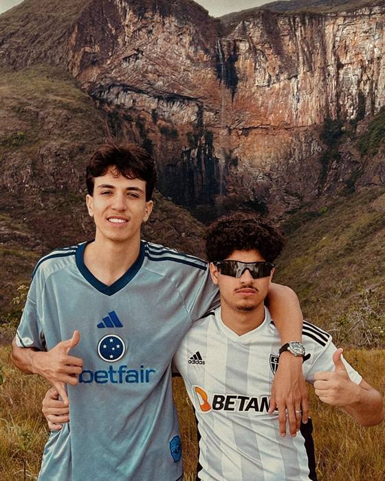 Os dois sócios da LEAGLE TECH abraçados, sorrindo, com montanhas ao fundo